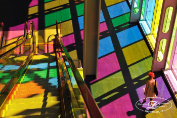 Цветной триплекс стены в торговом центре